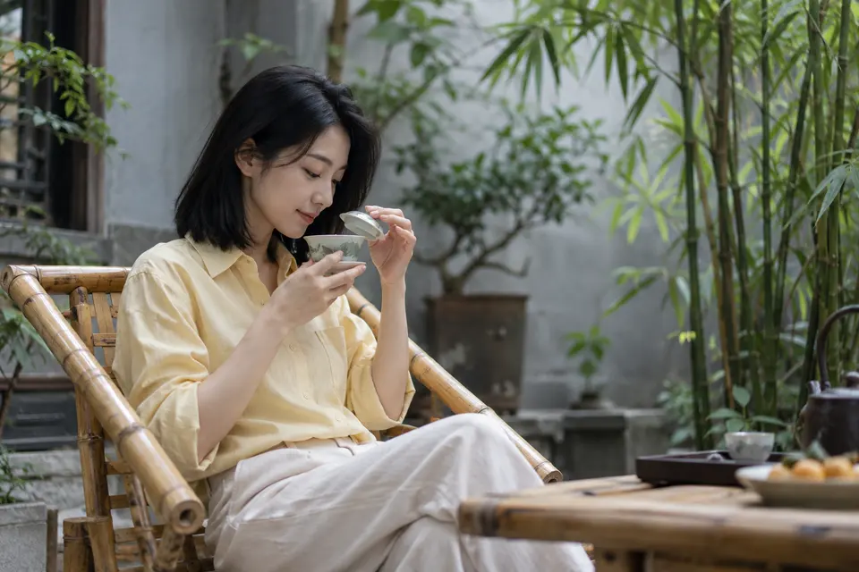 成都竹影院落中的盖碗茶席，竹椅与茶具布置示意